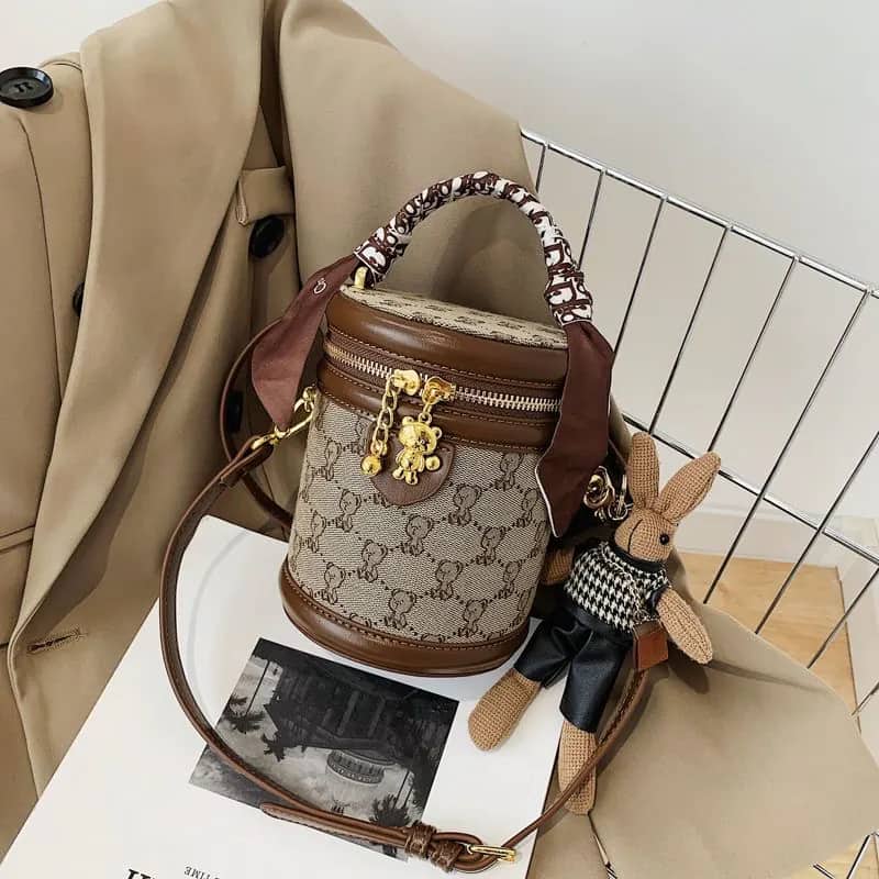 کیف وارداتی تدی گلدوزی جنس کنف بند چرمی قهوه‌ای