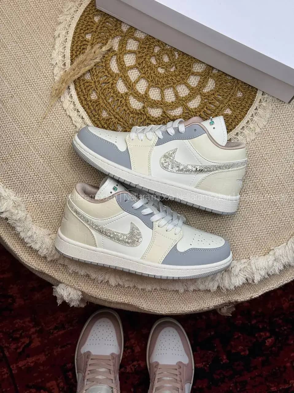 کفش جردن ۱ لو کرم مرواریدی زنانه | Air Jordan 1 White Grey Glitter