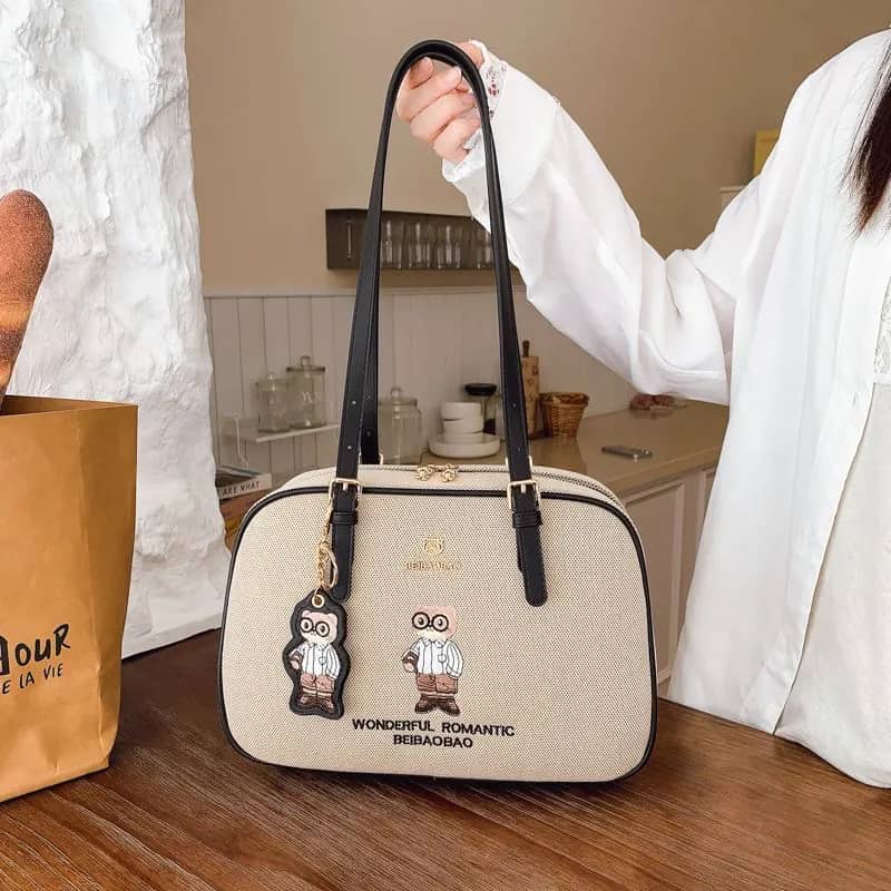 کیف وارداتی تدی گلدوزی جنس کنف بند چرمی قهوه‌ای و کرمی