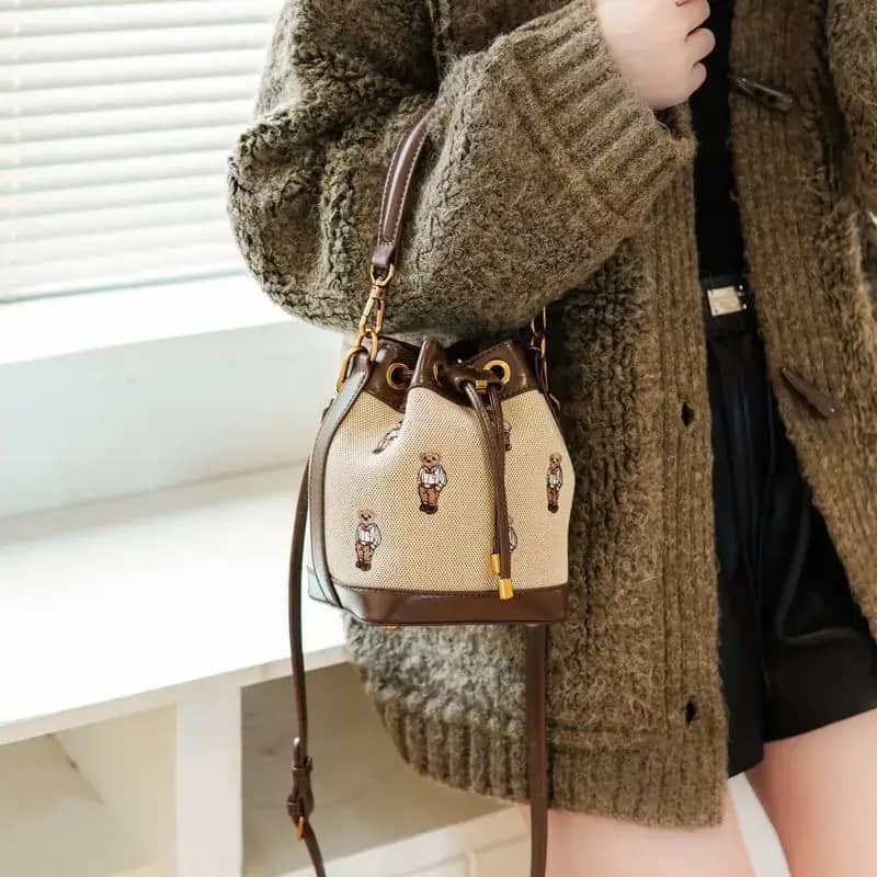 کیف وارداتی تدی گلدوزی جنس کنف بند چرمی قهوه‌ای و مشکی