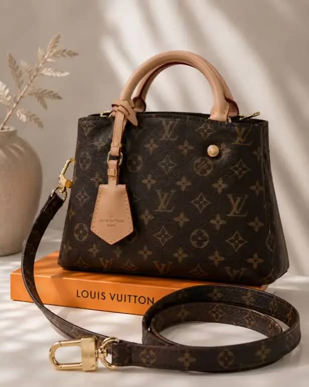 کیف دستی و دوشی زنانه چرم LV مونوگرام قهوه‌ای روی جعبه نارنجی برند