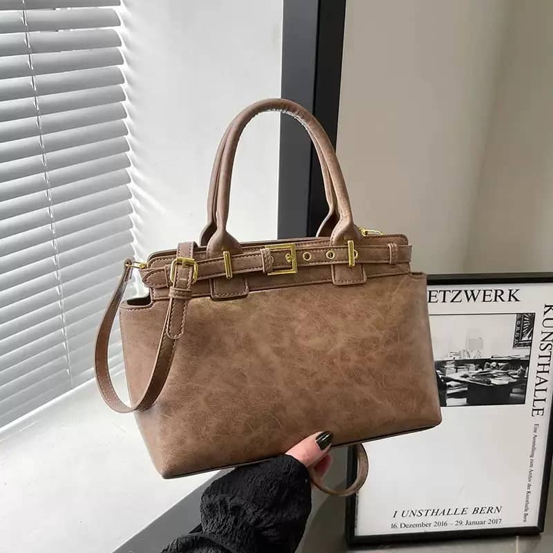 کیف چرم دوشی زنانه رنگ نسکافه ای با سگک طلایی مدل هلنا