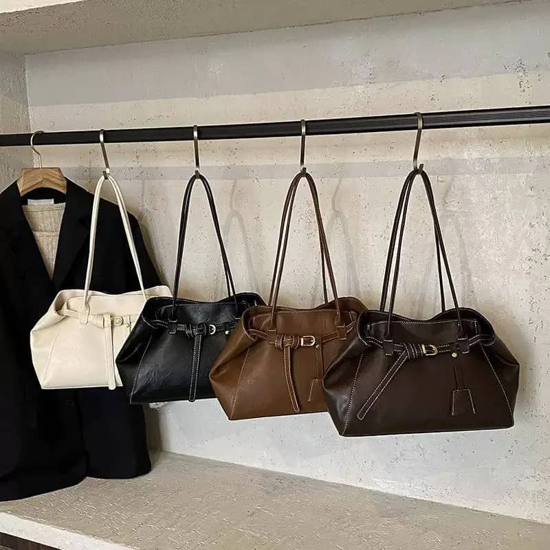 کیف دوشی بزرگ زنانه چرم مشکی با دوخت سفید نلارامد
