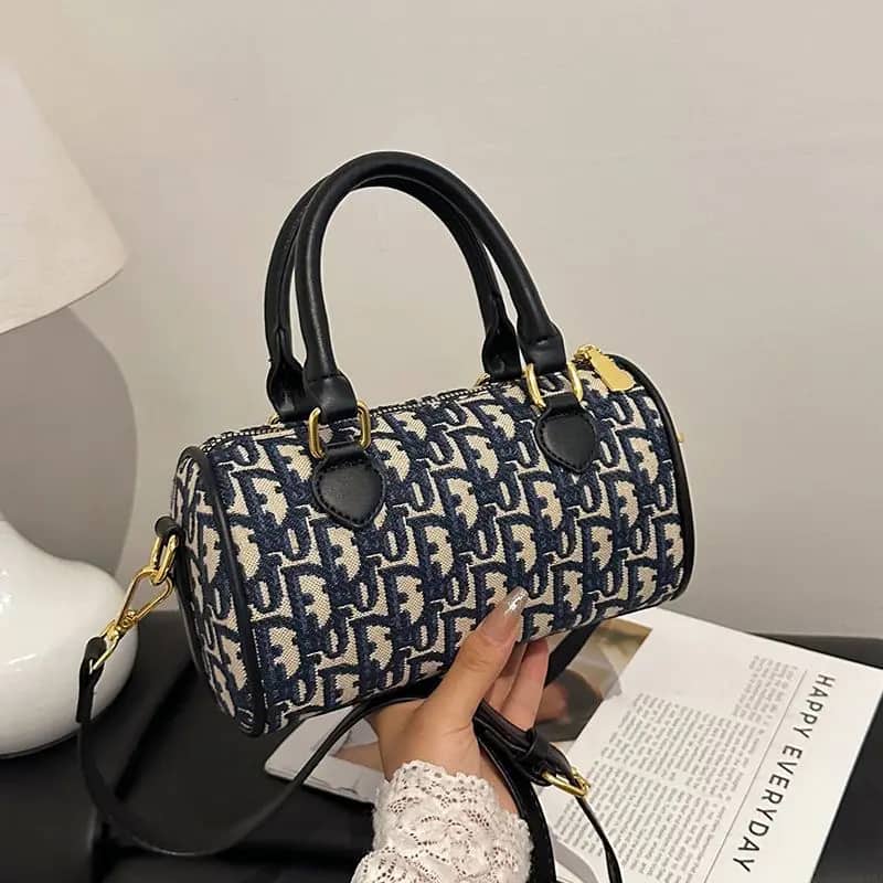 کیف دستی و دوشی وارداتی زنانه طرح دیور استوانه ای رنگ مشکی