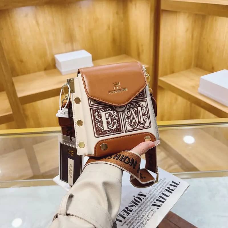کیف زنانه کراس بادی کوچک بند پهن رنگ شتری طرح EM فروشگاه نلارا مد