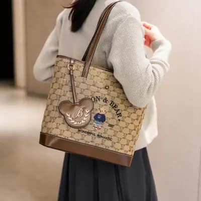 کیف وارداتی تدی گلدوزی بند چرمی قهوه‌ای کرم 