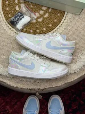 نایک ایر جردن ۱ بدون ساق هولوگرامی زنانه | Nike Air Jordan 1 SE LNY