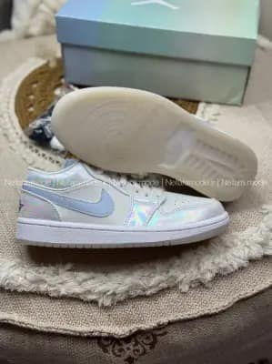 نایک ایر جردن ۱ بدون ساق هولوگرامی زنانه | Nike Air Jordan 1 SE LNY