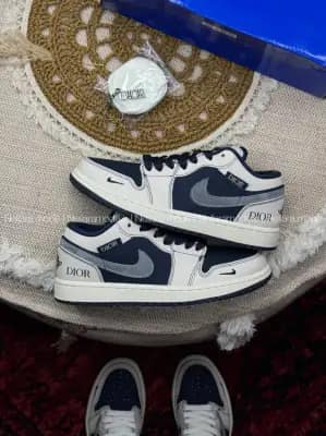 نایک جردن ۱ بدون ساق دیور سرمه‌ای زنانه و مردانه | Nike Jordan 1 Navy Dior