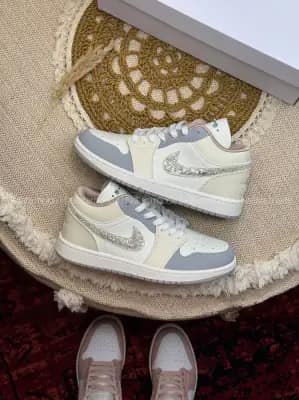 کفش جردن ۱ لو کرم مرواریدی زنانه | Air Jordan 1 White Grey Glitter