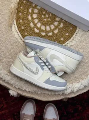 کفش جردن ۱ لو کرم مرواریدی زنانه | Air Jordan 1 White Grey Glitter