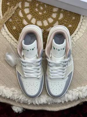 کفش جردن ۱ لو کرم مرواریدی زنانه | Air Jordan 1 White Grey Glitter