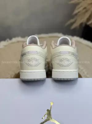 کفش جردن ۱ لو کرم مرواریدی زنانه | Air Jordan 1 White Grey Glitter