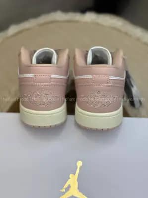 کتونی ایر جردن ۱ صورتی کمرنگ آکسفورد زنانه | Air Jordan 1 Low Pink Oxford