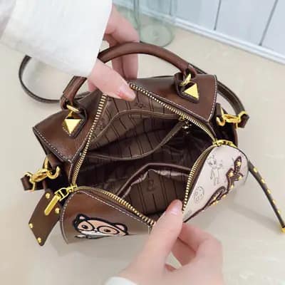 کیف وارداتی تدی گلدوزی بند چرمی قهوه‌ای