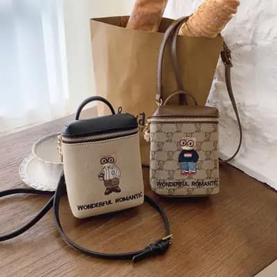 کیف وارداتی تدی گلدوزی جنس کنف بند چرمی قهوه‌ای و کرمی