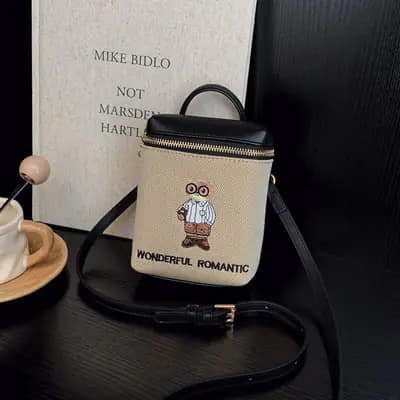 کیف وارداتی تدی گلدوزی جنس کنف بند چرمی قهوه‌ای و کرمی