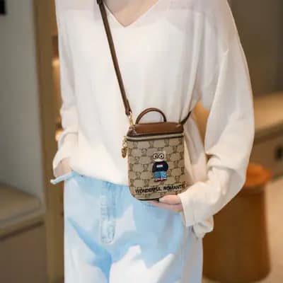 کیف وارداتی تدی گلدوزی جنس کنف بند چرمی قهوه‌ای و کرمی