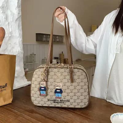 کیف وارداتی تدی گلدوزی جنس کنف بند چرمی قهوه‌ای و کرمی