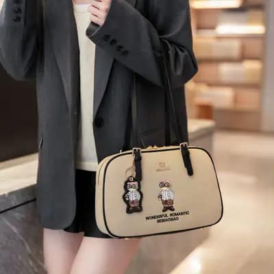 کیف وارداتی تدی گلدوزی جنس کنف بند چرمی قهوه‌ای و کرمی