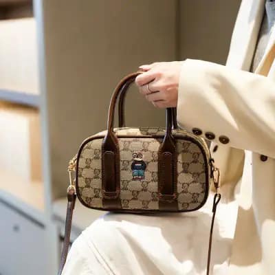 کیف وارداتی تدی گلدوزی بند چرمی کرمی