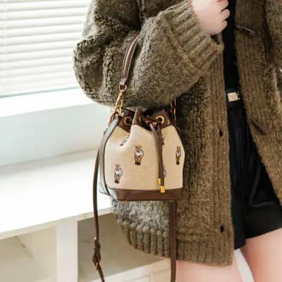 کیف وارداتی تدی گلدوزی جنس کنف بند چرمی قهوه‌ای و مشکی