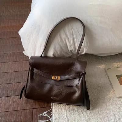 کیف دوشی کلاسیک زنانه وارداتی چرم PU جادار  رنگ  قهوه‌ای 