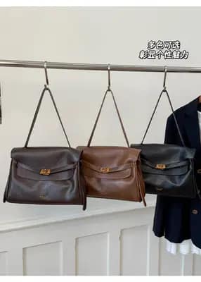 کیف دوشی کلاسیک زنانه وارداتی چرم PU جادار در سه رنگ مشکی قهوه‌ای و شکلاتی