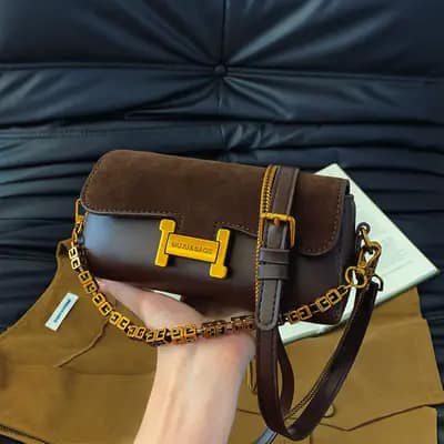 کیف دوشی و دستی زنانه ترکیب چرم و جیر قهوه ای با بند زنجیری و یراق‌آلات طلایی