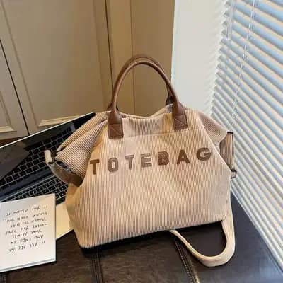 توت بگ کبریتی زنانه رنگ کرمی با دسته چرمی و نوشته TOTEBAG