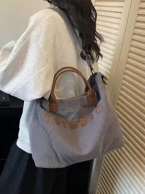 توت بگ کبریتی زنانه رنگ طوسی با دسته چرمی و نوشته TOTEBAG