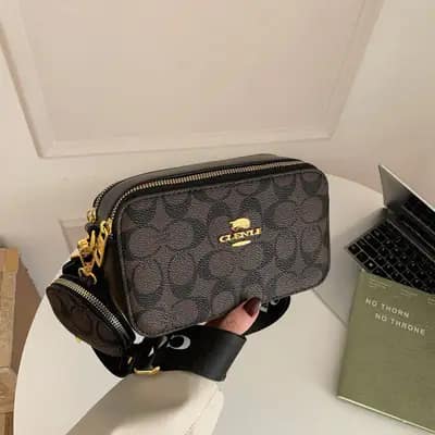 کیف وارداتی زنانه دوشی چرم طرح مونوگرام با چارم بگ و بند قابل تنظیم نلارا مد