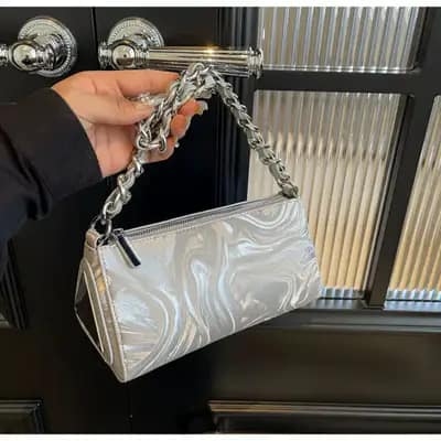 کیف باگتی وارداتی زنانه چرم مواج رنگ نقره ای متالیک مدل سیلویا نلارامد
