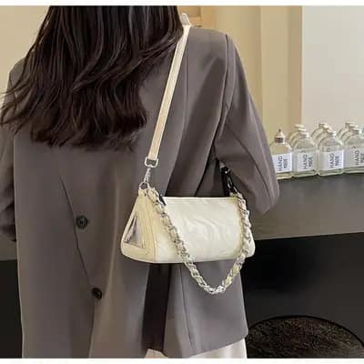 کیف دوشی و دستی زنانه چرم براق شیری با دسته زنجیر نقره ای مدل سیلویا