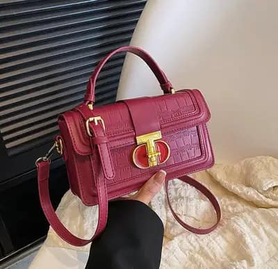 کیف دستی و دوشی وارداتی زنانه چرم طرح کروکودیل رنگ آلبالویی مدل رونیکا نلارامد