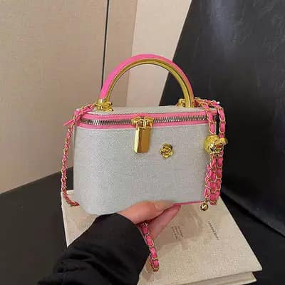 کیف مینی دوشی زنانه رنگ سبز صورتی با بند زنجیری و گوی طلایی مدل کاملیا