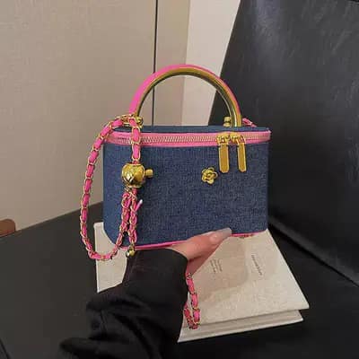 کیف مینی دوشی زنانه رنگ سرمه ای صورتی با بند زنجیری و گوی طلایی مدل کاملیا