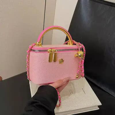 کیف مینی دوشی زنانه رنگ صورتی با بند زنجیری و گوی طلایی مدل کاملیا