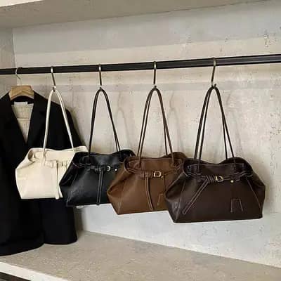 کیف دوشی بزرگ زنانه چرم مشکی با دوخت سفید نلارامد