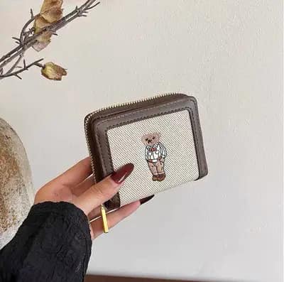کیف پول و جاکارتی مچی زنانه پارچه‌ای رنگ کرم با طرح خرس تدی
