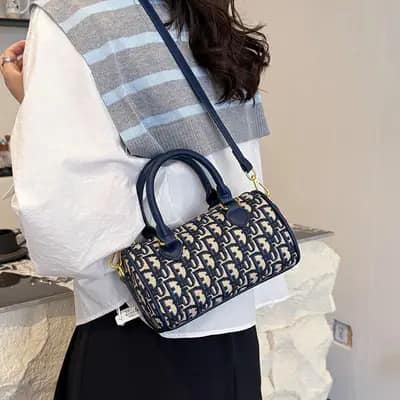 استایل کیف دوشی وارداتی طرح دیور استوانه ای با لباس زنانه شیک