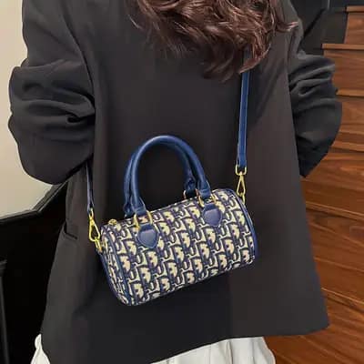نمای تنخور کیف کراس بادی وارداتی طرح دیور استوانه ای با کت مشکی