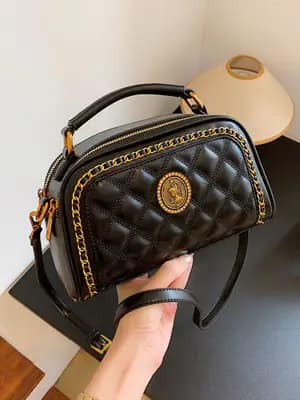 کیف دستی و دوشی وارداتی زنانه مدل مدالیا چرم مشکی با دوخت لوزی و پلاک مدالیون