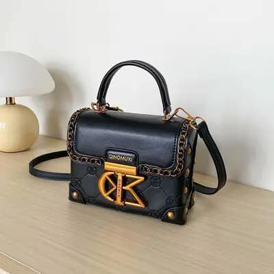 کیف باکسی وارداتی زنانه مدل والریا تمام مشکی با لبه‌دوزی زنجیر کارتیه و یراق‌آلات طلایی