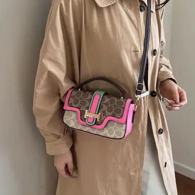 استایل کراس‌بادی کیف وارداتی زنانه مدل مورگان رنگ صورتی روی بارانی کرم زنانه