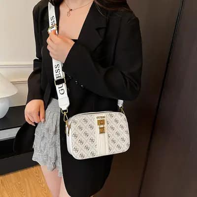 استایل شیک کیف دوشی زنانه مدل زادی رنگ سفید روی کت و بلک استایل زنانه