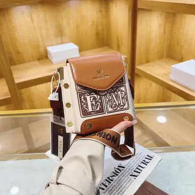 کیف زنانه کراس بادی کوچک بند پهن رنگ شتری طرح EM فروشگاه نلارا مد