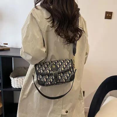 استایل کراس‌بادی کیف وارداتی مدل دیور سرمه‌ای با بند بلند برزنتی پهن نلارامد