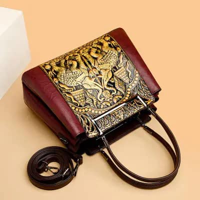 کیف دستی دوشی وارداتی با نقش برجسته فیل طلایی، قهوه‌ای