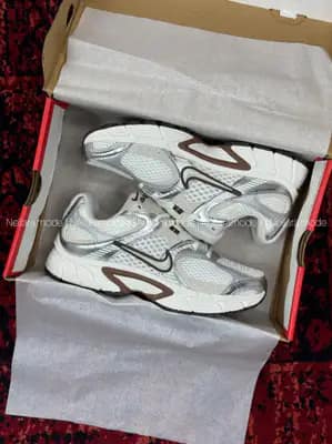 کفش نایک وی فایو سفید نقره‌ای قهوه‌ای زنانه و مردانه | Nike V5 Run White Mocha